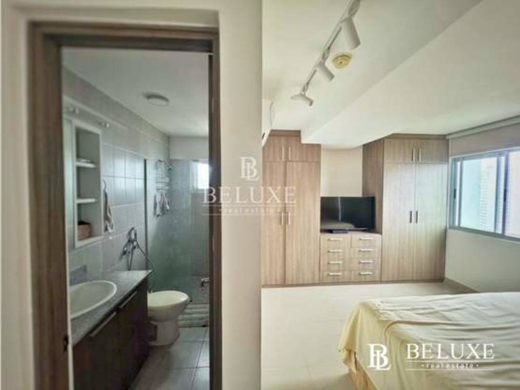 Rooftop pool overlooking skyline in PH Residencias del Sol Panama