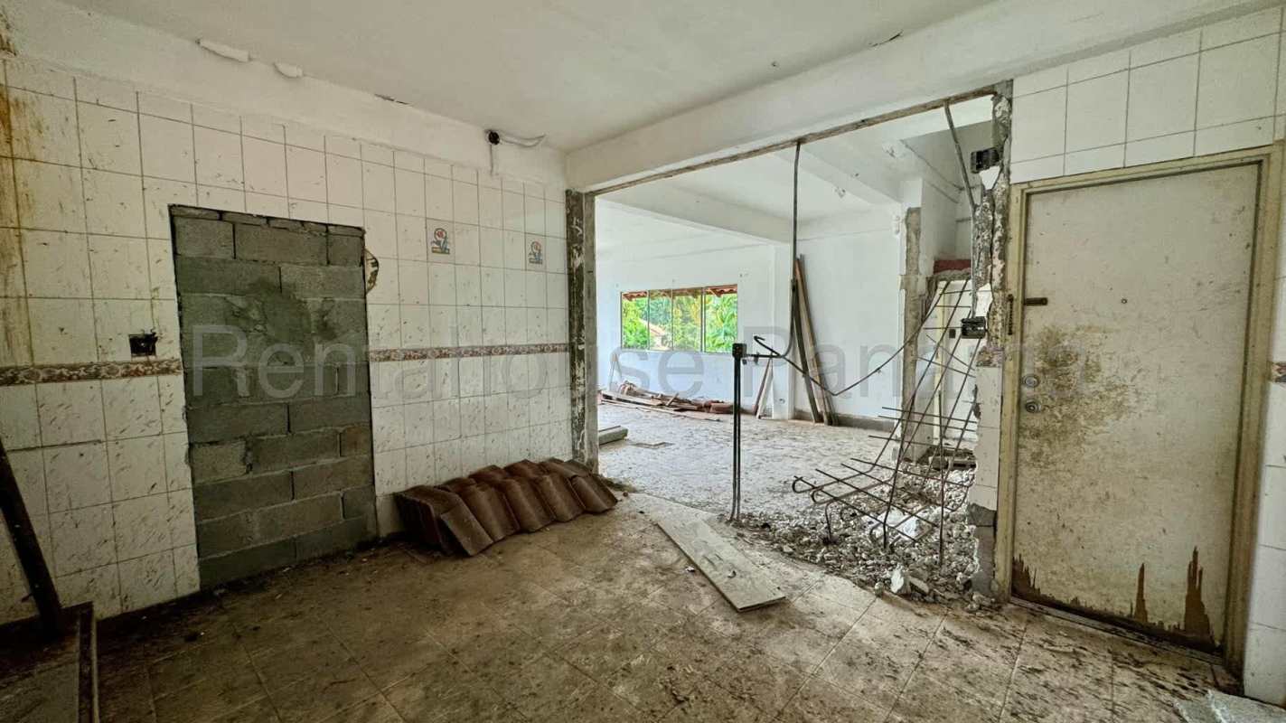 Basic bathroom fixtures with renovation needed, Albrook Clayton Panama house for sale