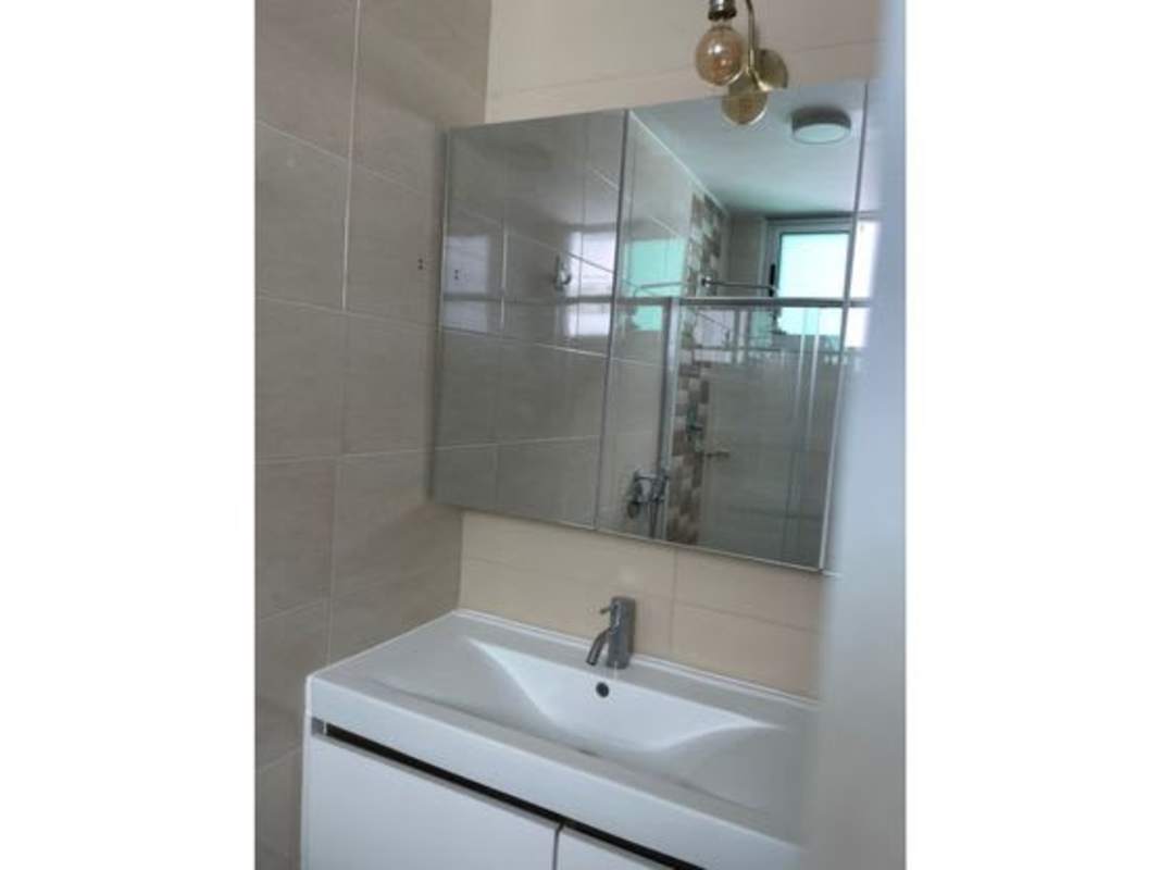 Master bedroom with large window, closet, and AC at PH Clayton Park 1, Clayton Panama