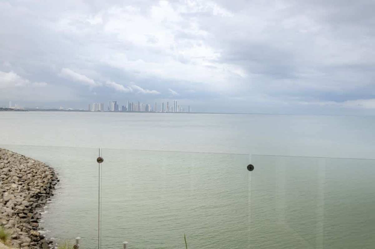 Infinity pool overlooking yacht marina and skyline in Ocean Reef Islands PH Waterfront 40 Panama