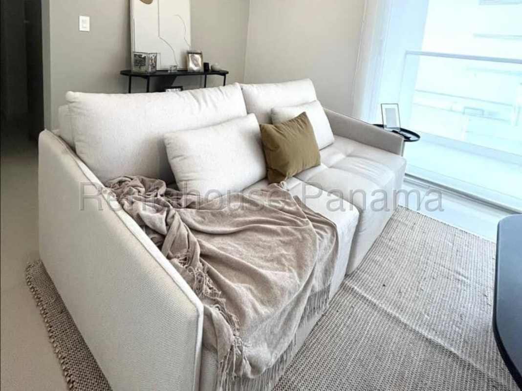 Elegant master bedroom with closet and bathroom in PH Pijao Costa del Este rental