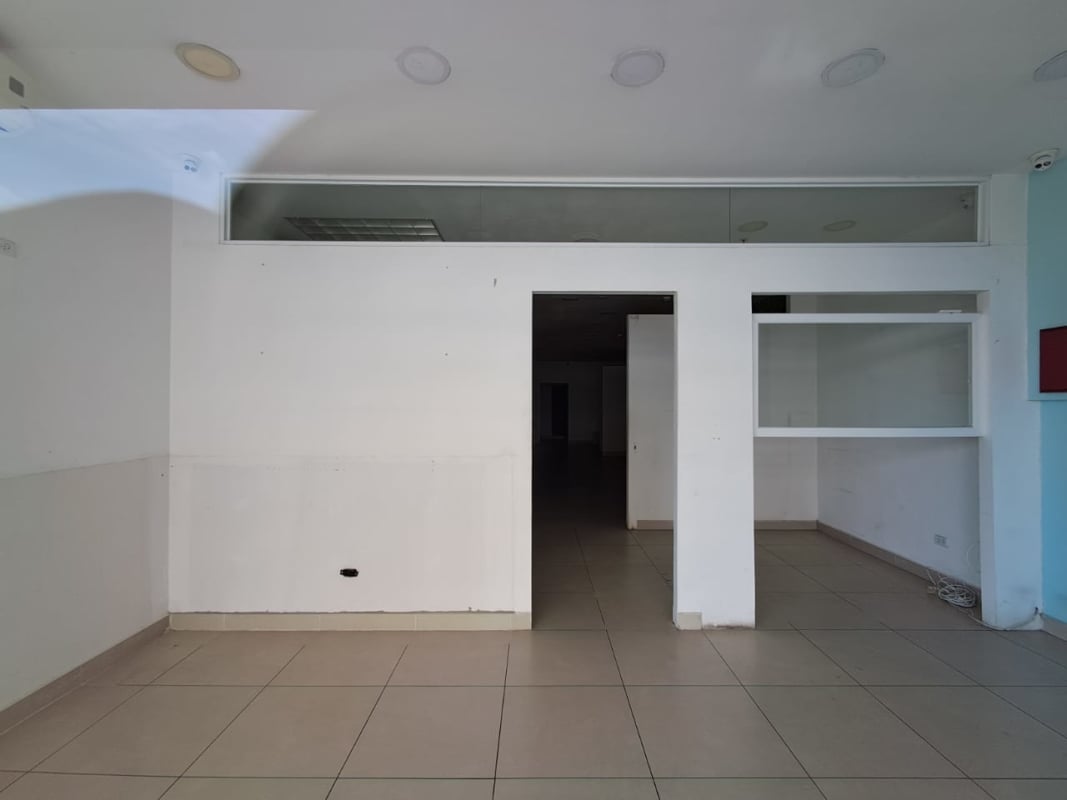 Commercial retail/office unit with cubicles and reception area at Liberty Plaza 12 de Octubre Panama