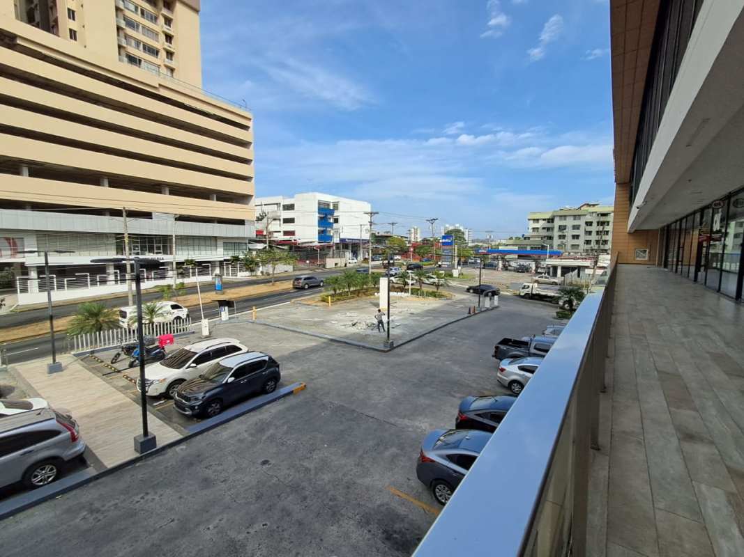 Street view of Liberty Plaza commercial building with parking at 12 de Octubre Panama City
