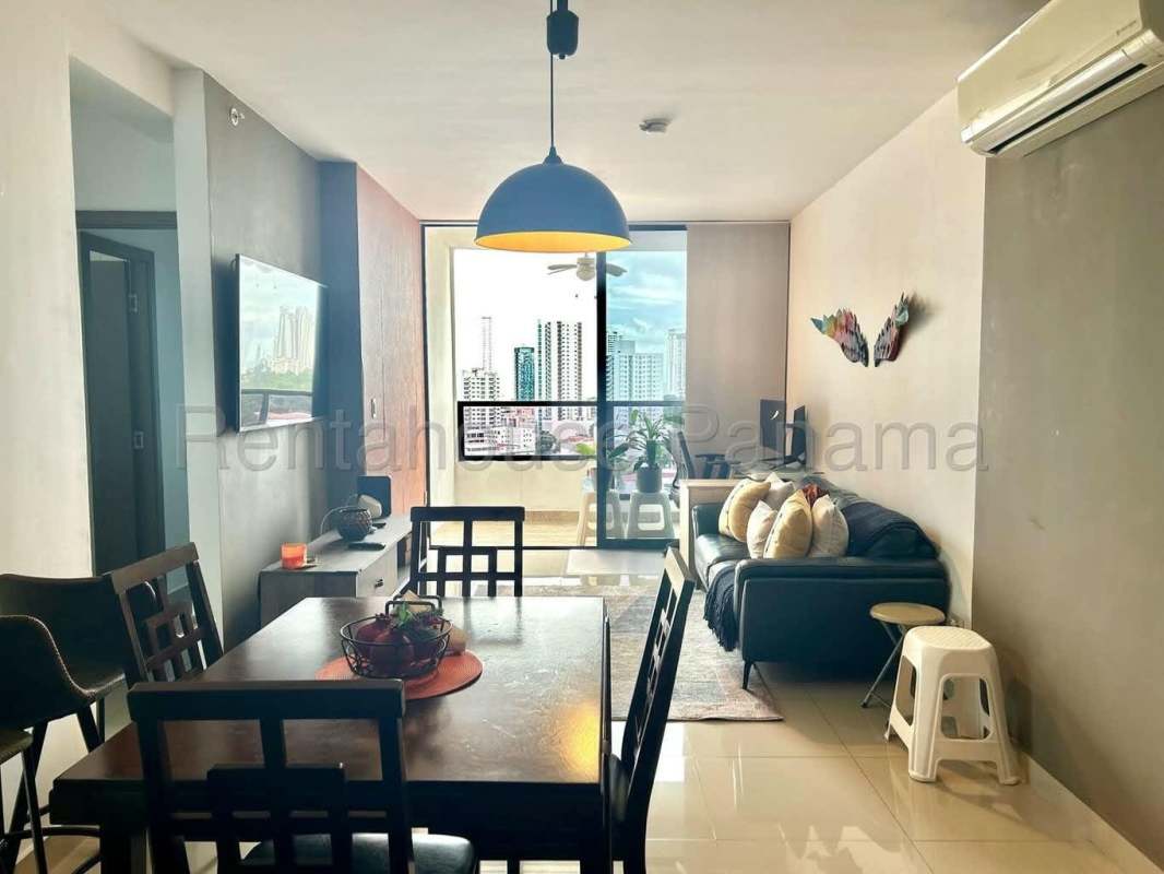 Open dining area leading to balcony with city views in Parque Lefevre apartment for rent