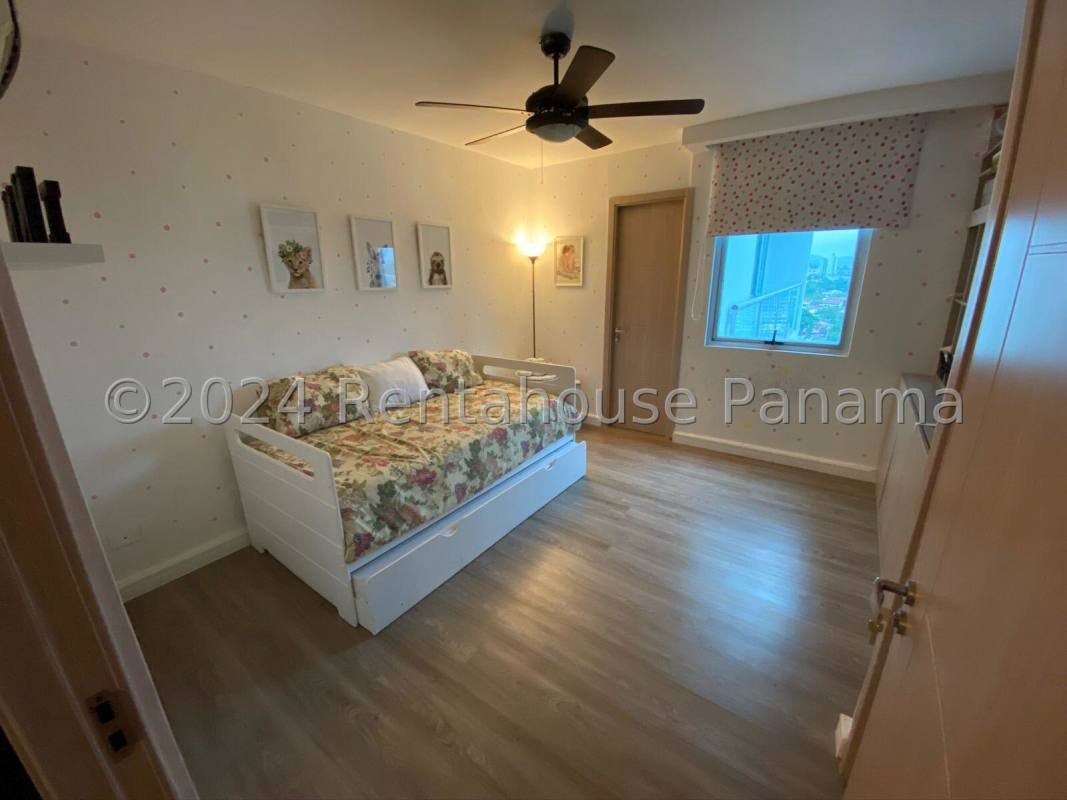 Large bedroom with window showcasing ocean views in PH Coco del Mar Tower Panama City