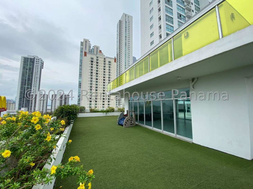Stylish kitchen with granite countertops and cabinets in PH Coco del Mar Panama