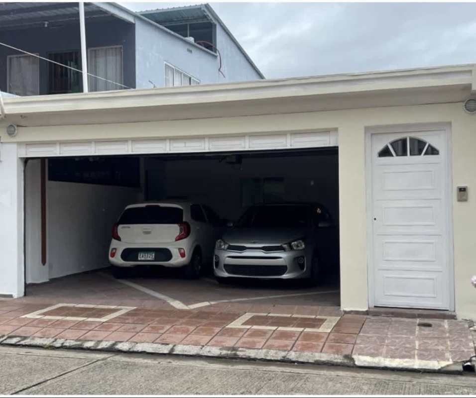 Double parking garage with automatic doors rental house Chanis Panama