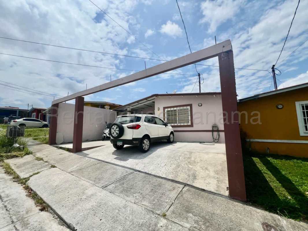 Single-story house with carport and driveway parking three cars in Las Cumbres Panama