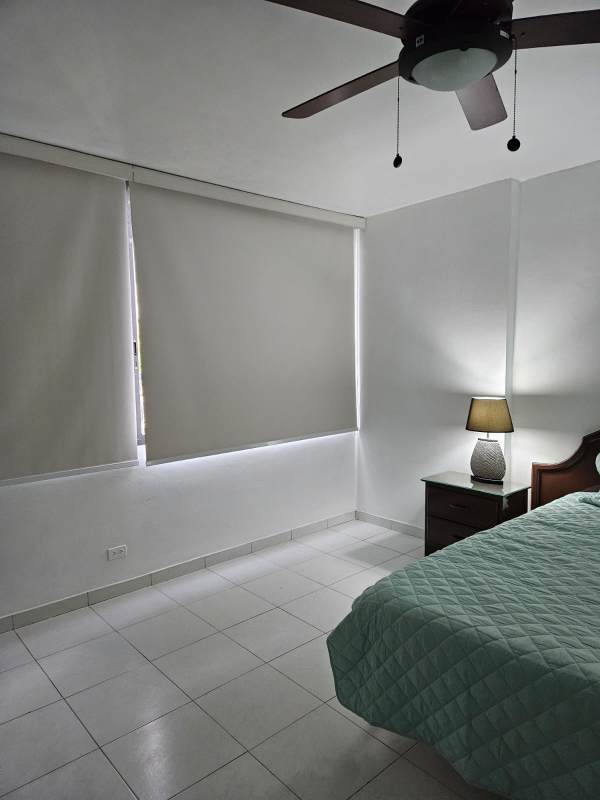 Bedroom with built-in wardrobes, double bed, ceiling fan, PH Marbella Tower Panama City