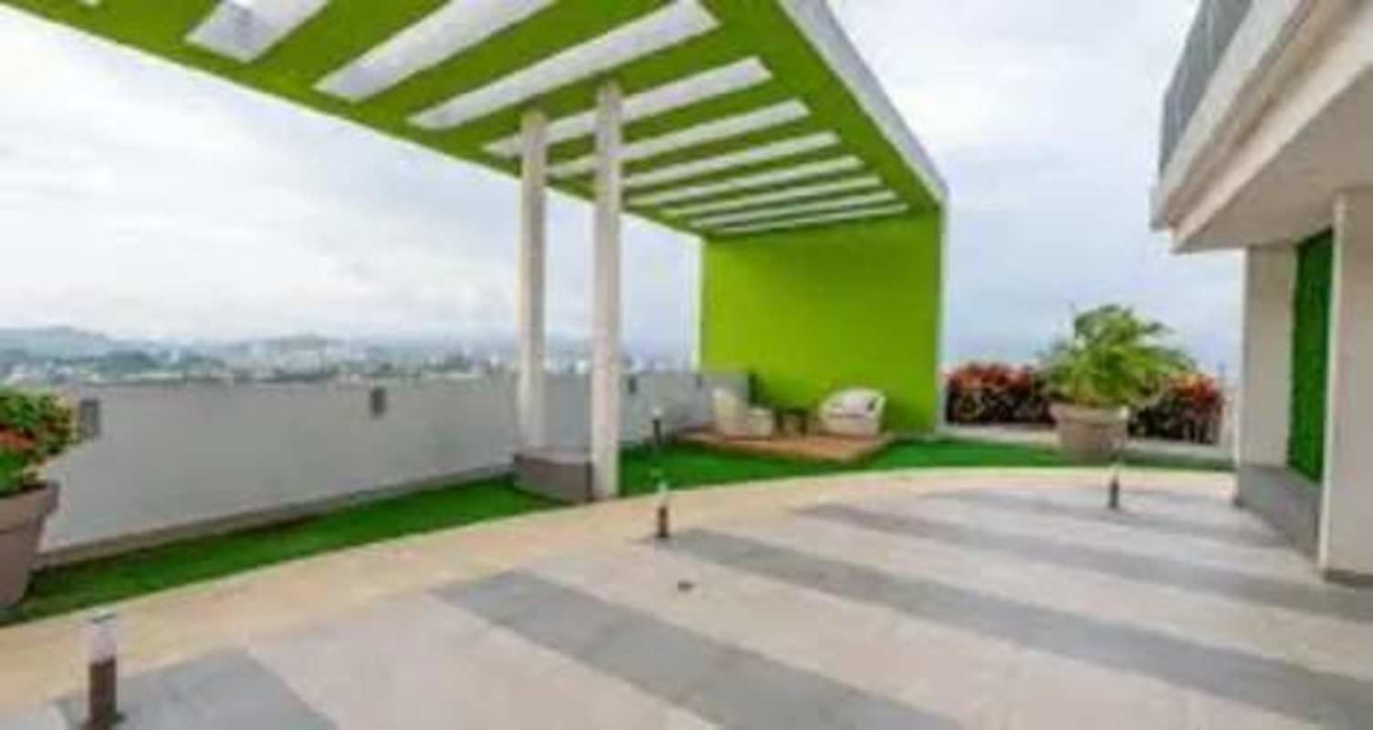 Open terrace with pergola, city views and seating area in PH Metropolitan Park Carrasquilla Panama