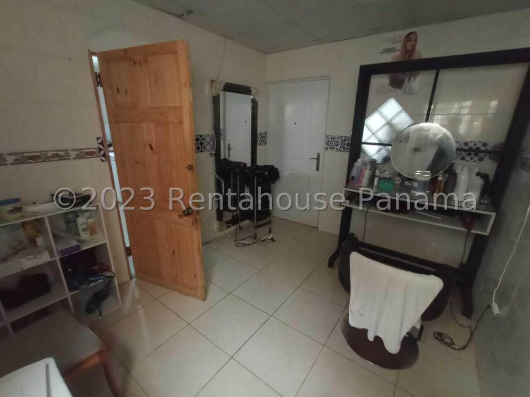 Large backyard with garden space and mature trees single-family house Brisas del Golf Panama