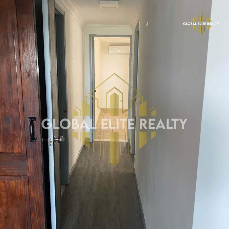 Second bedroom with AC, ceiling fan, and closet in apartment near Parque Omar