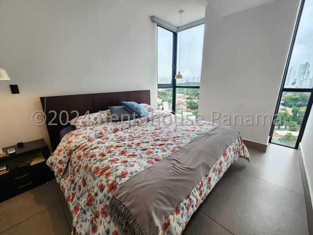 Infinity pool with views towards the Pacific ocean in PH Victory Sport Coco del Mar Panama City