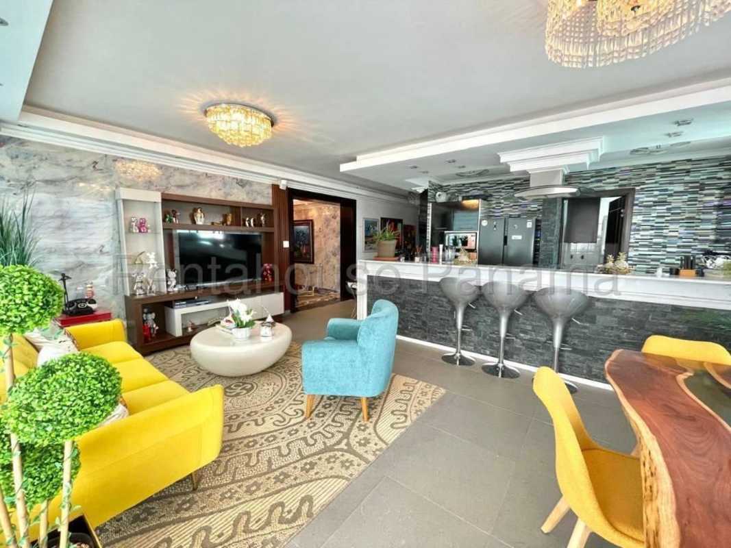 Gourmet kitchen with marble countertops in PH Quartz San Francisco Panama