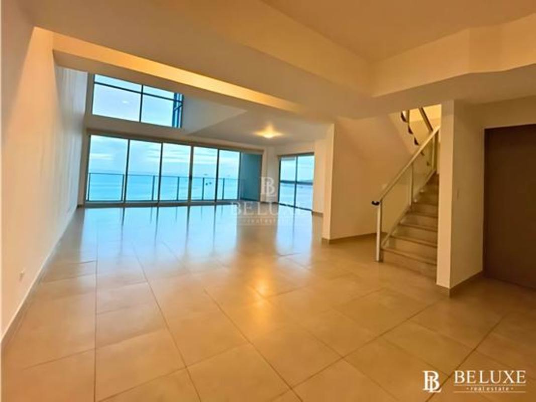 Bright loft apartment with large oceanfront glass windows in PH H2O on Avenida Balboa Panama