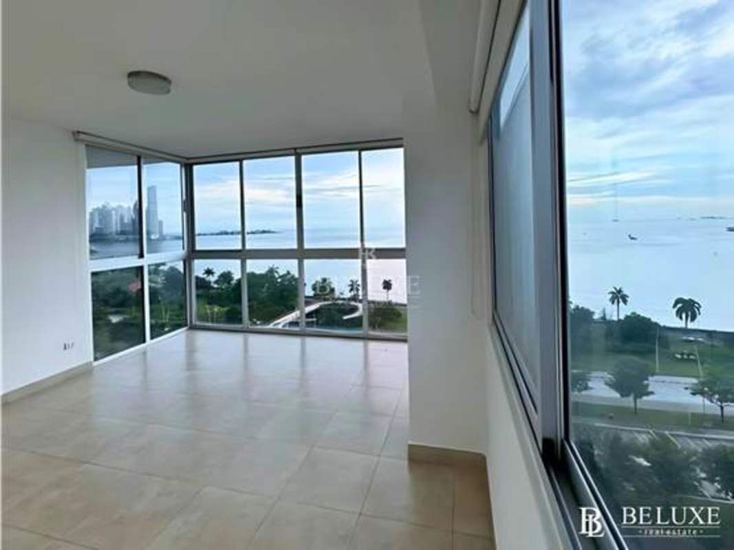 Ocean view bedroom with natural light in duplex loft PH H2O Avenida Balboa