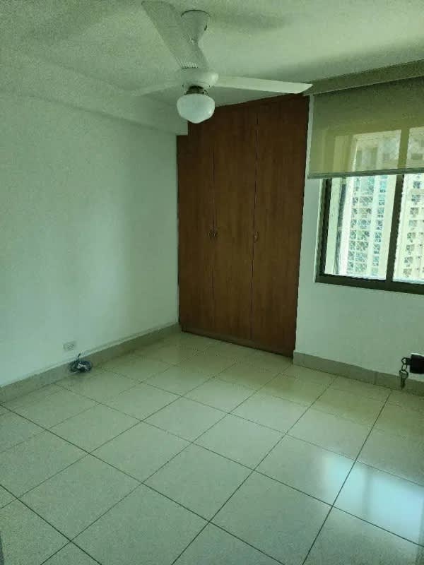 Bedroom with built-in closet, split AC, ceiling fan in PH Pacific Wind Punta Paitilla Panama