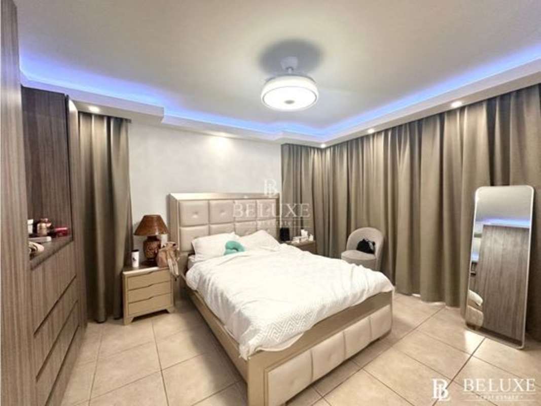 Modern bathroom with walk-in shower vanity in PH San Francisco Bay San Francisco Panama City