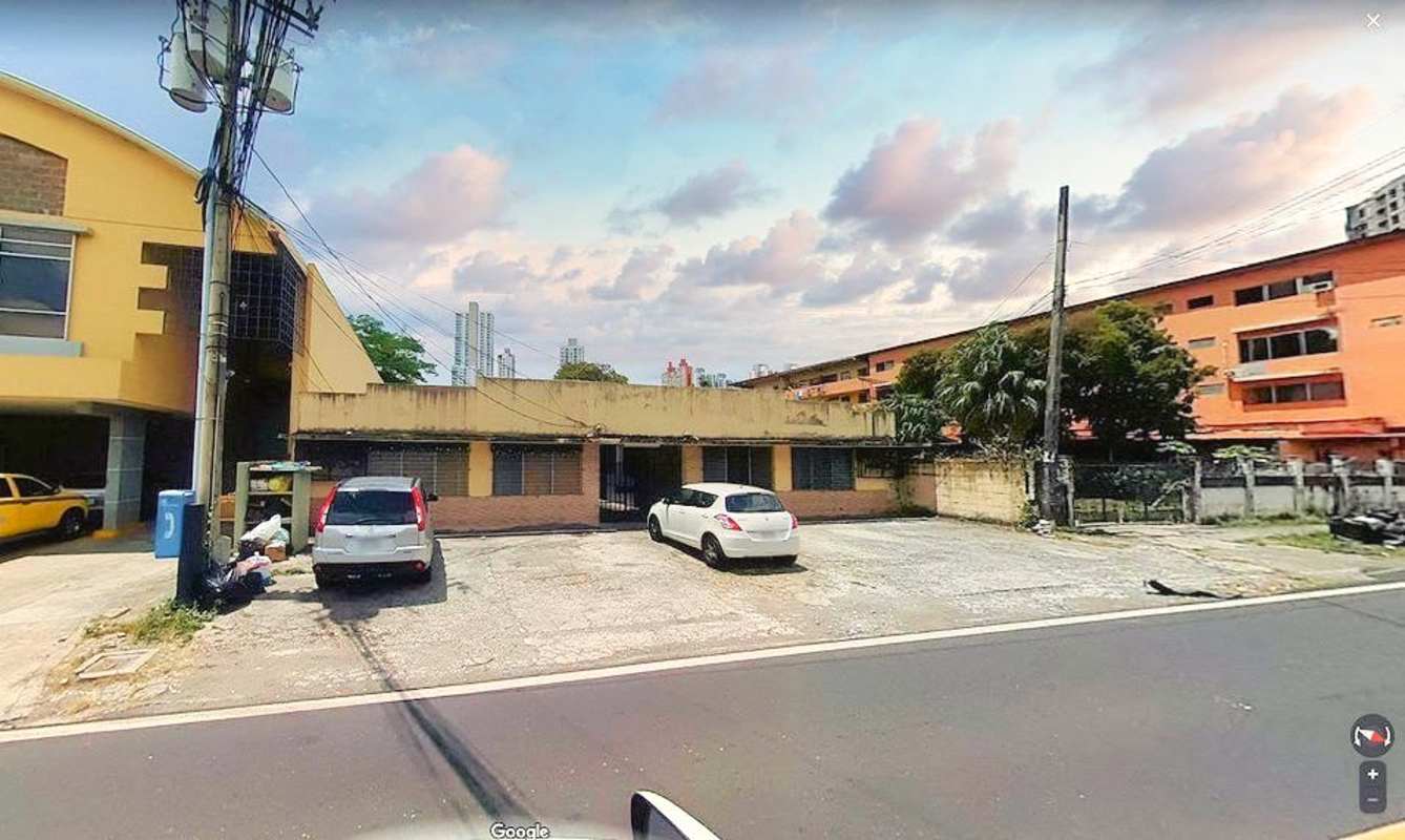 Side view showing parking spaces of investment residential commercial building in Altos del Golf