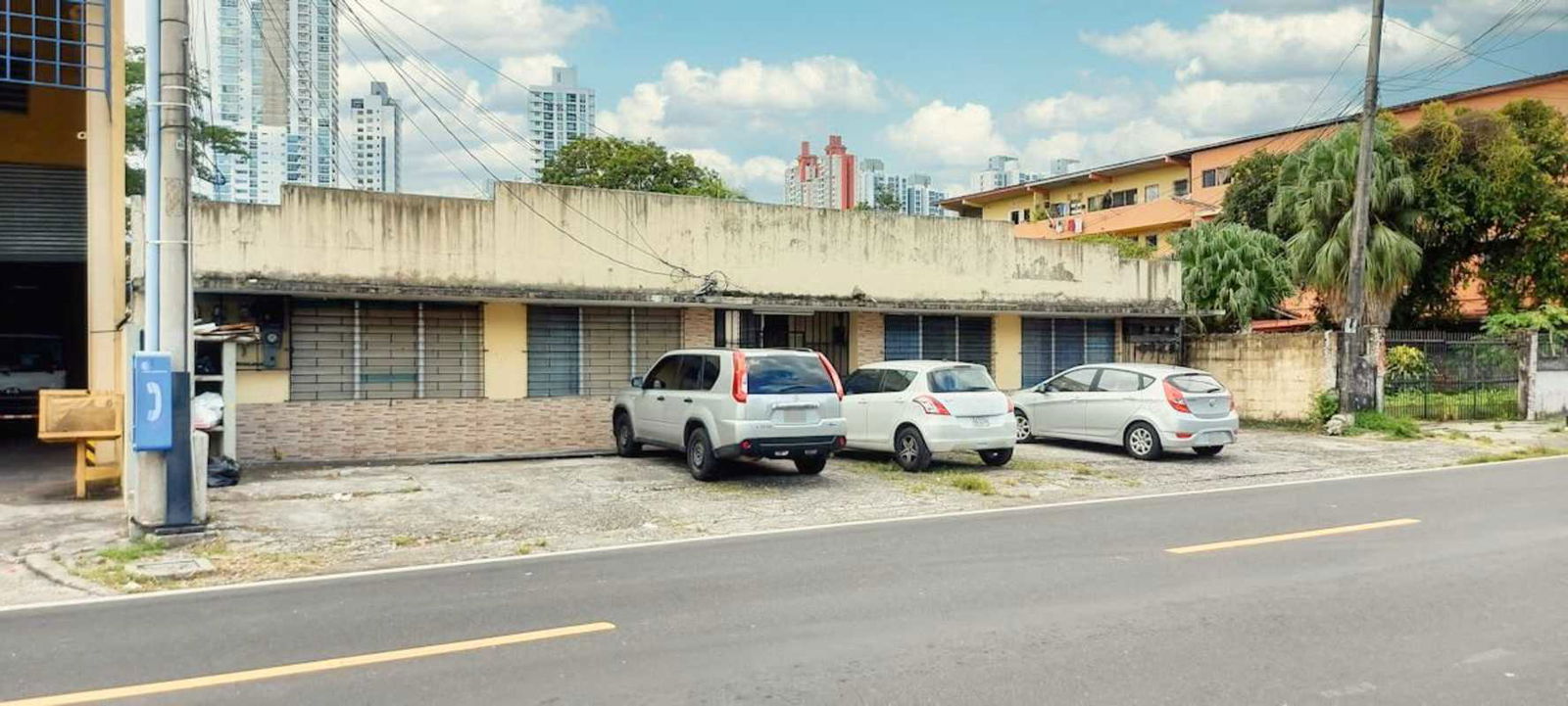 Corner exterior view of investment multifamily building with commercial potential in Panama City