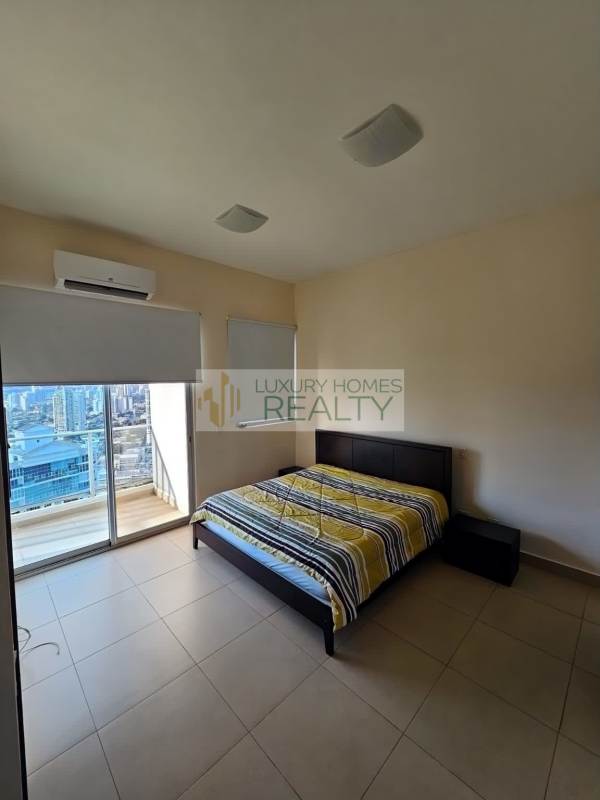 Private balcony with glass railing offering panoramic waterfront and skyline views in PH Oceanaire Punta Pacífica.