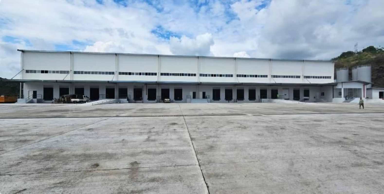 Paved logistics yard with ramp access industrial warehouse in Tumba Muerto Panama