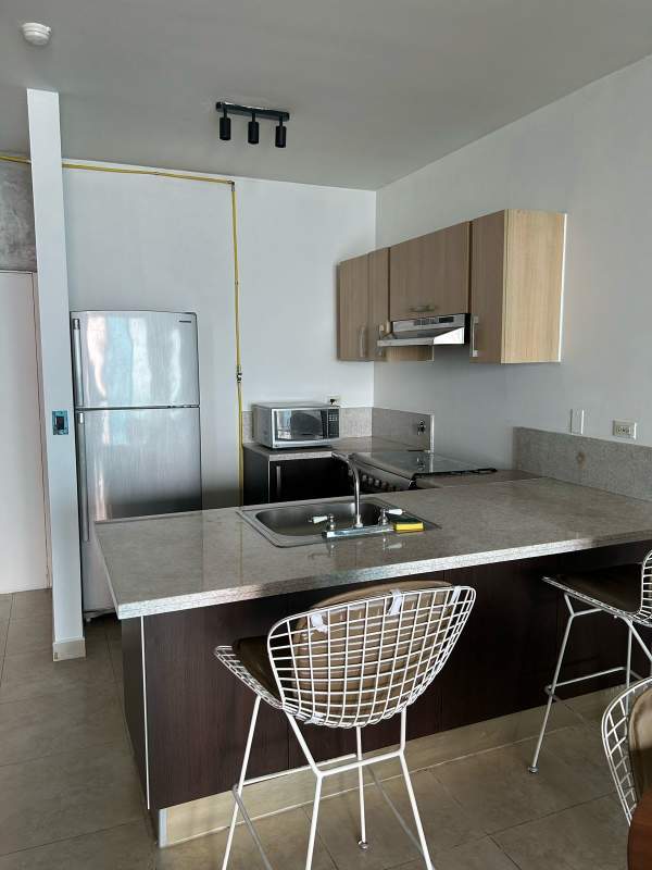 Fully equipped modern kitchen with granite countertops and appliances in PH H2O Avenida Balboa