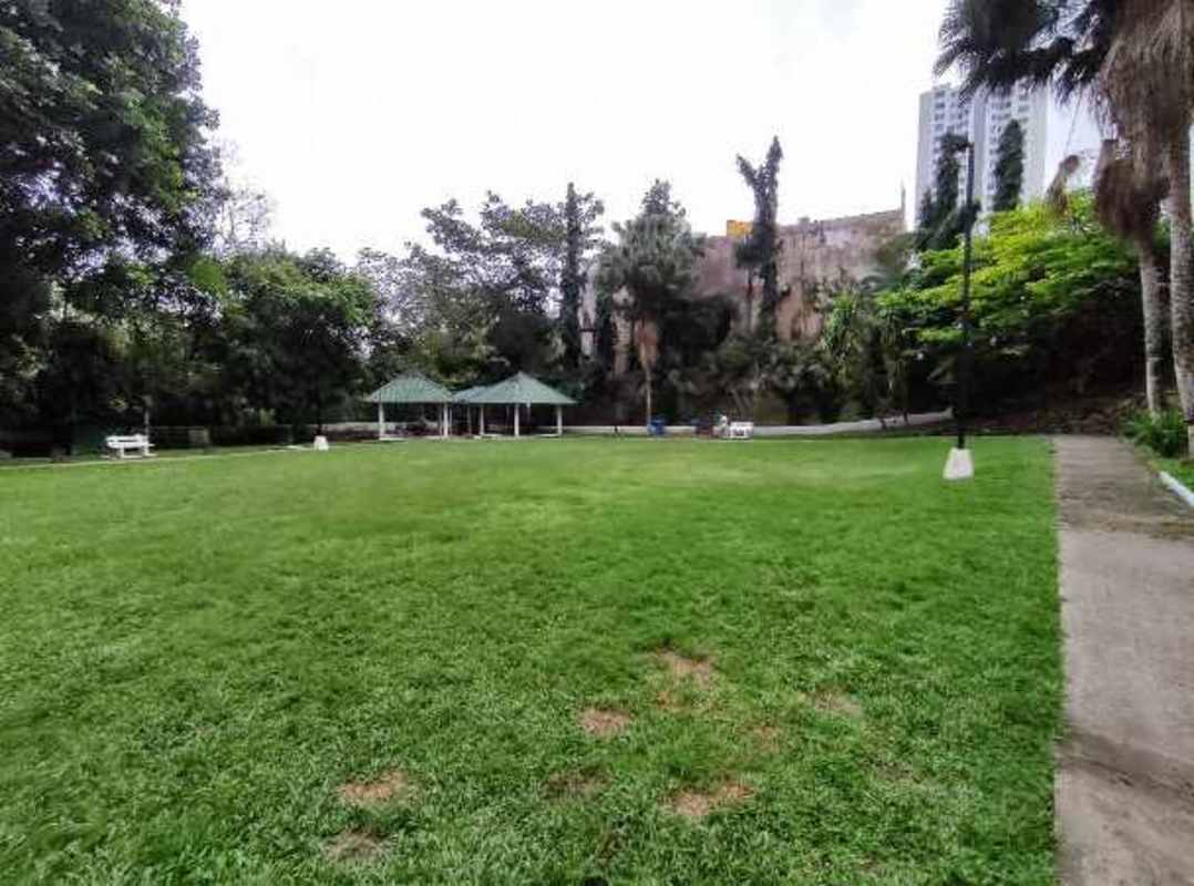 Traditional closed kitchen with granite countertops and wooden cabinets in PH Green Park Panama