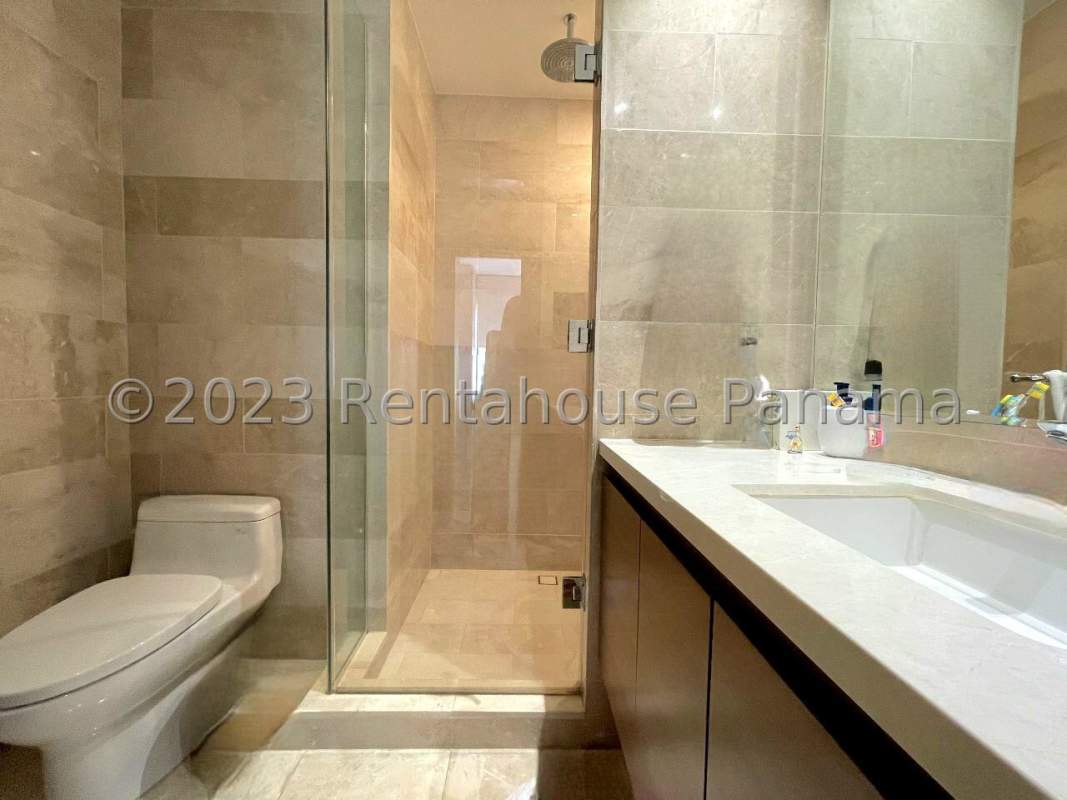 Spacious bedroom with marble floors, walk-in closet, natural light PH The Reserve Panama City