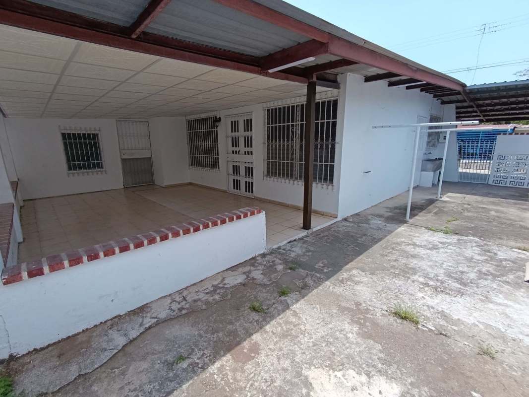 Spacious 4BR House with Terrace in Campo Limberg Don Bosco