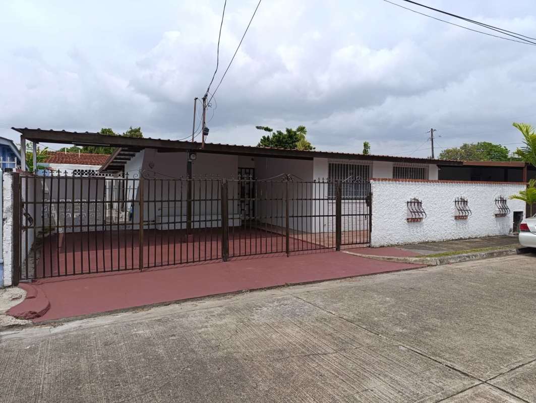 Single story house with iron gate and covered driveway for rent in Campo Limberg Don Bosco Panama