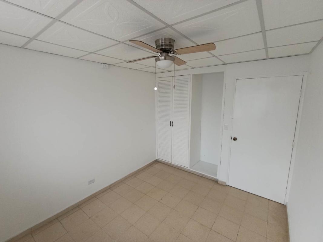 Empty minimalist bedroom with closet and ceiling fan in Campo Limberg Don Bosco Panama for rent