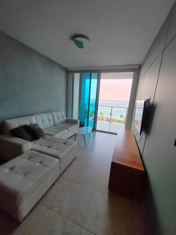 Fully equipped modern kitchen with granite countertops in PH H2O Avenida Balboa Panama