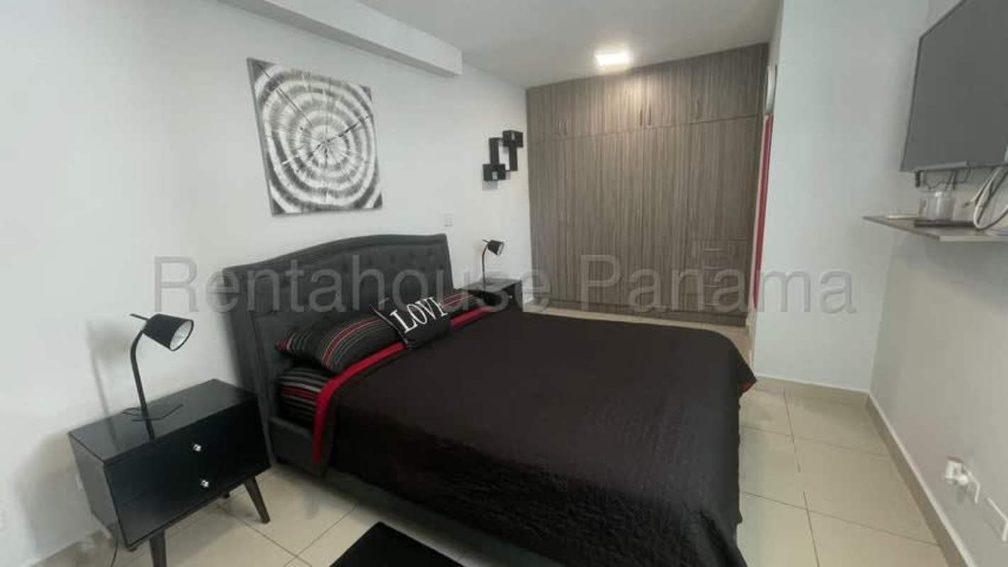 Bedroom with built-in closet, contemporary decor at PH Red Point San Francisco