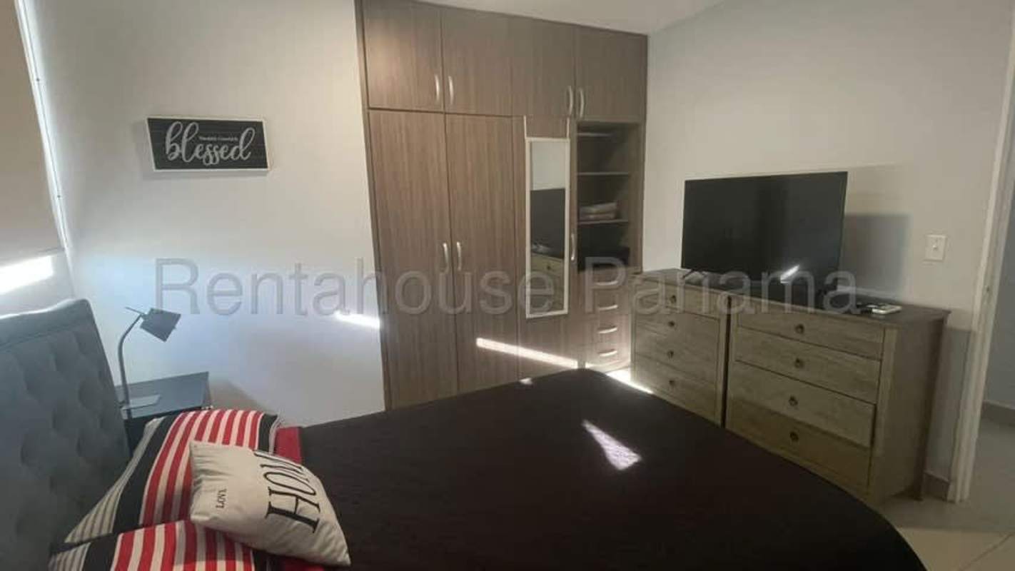 Bright bedroom with built-in closets and TV PH Red Point San Francisco Panama