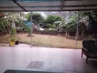 Grassy backyard garden area with covered patio and plants close to Federal Mall David Panama