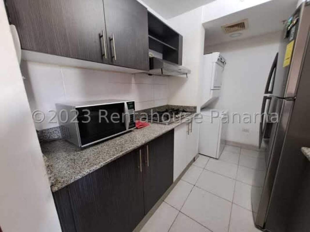 Bedroom built-in closet window AC option PH Vía España apartment Panama