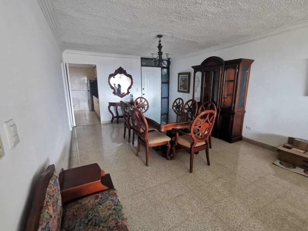 Traditional dining room with wooden set mirror PH Fuente de los Cibeles Villa de las Fuentes Panama