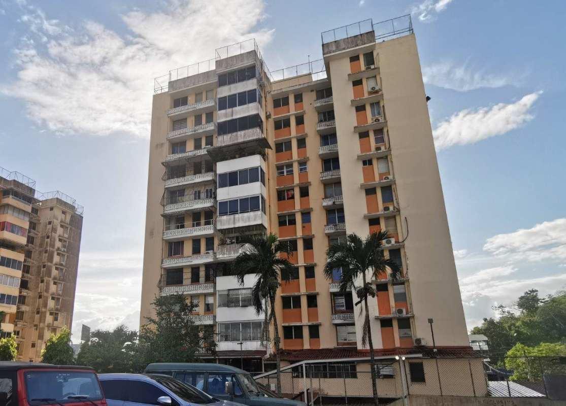 Spacious living area with integrated balcony windows at PH Fuente de los Cibeles Villa de las Fuentes Panama City