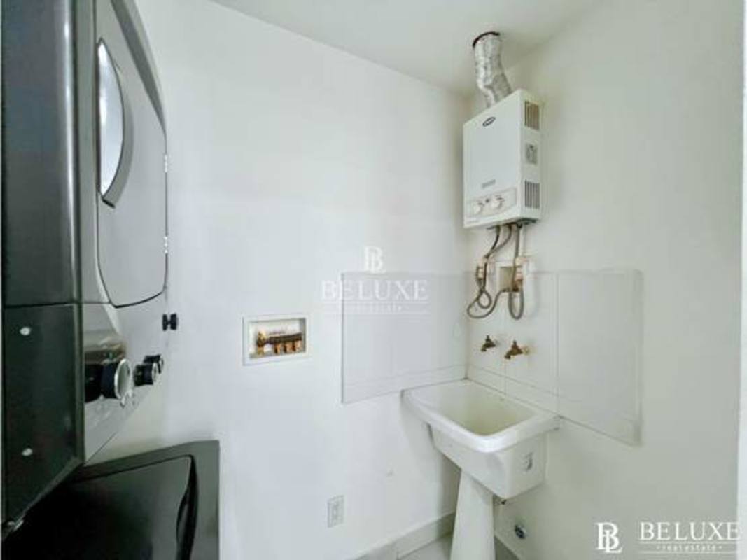 Sunny master bedroom with air conditioning and skyline views PH Astre Panama