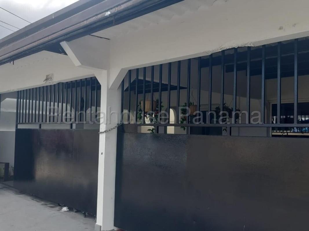 Large backyard with covered patio and garden in Campo Limberg house near Costa del Este Panama City