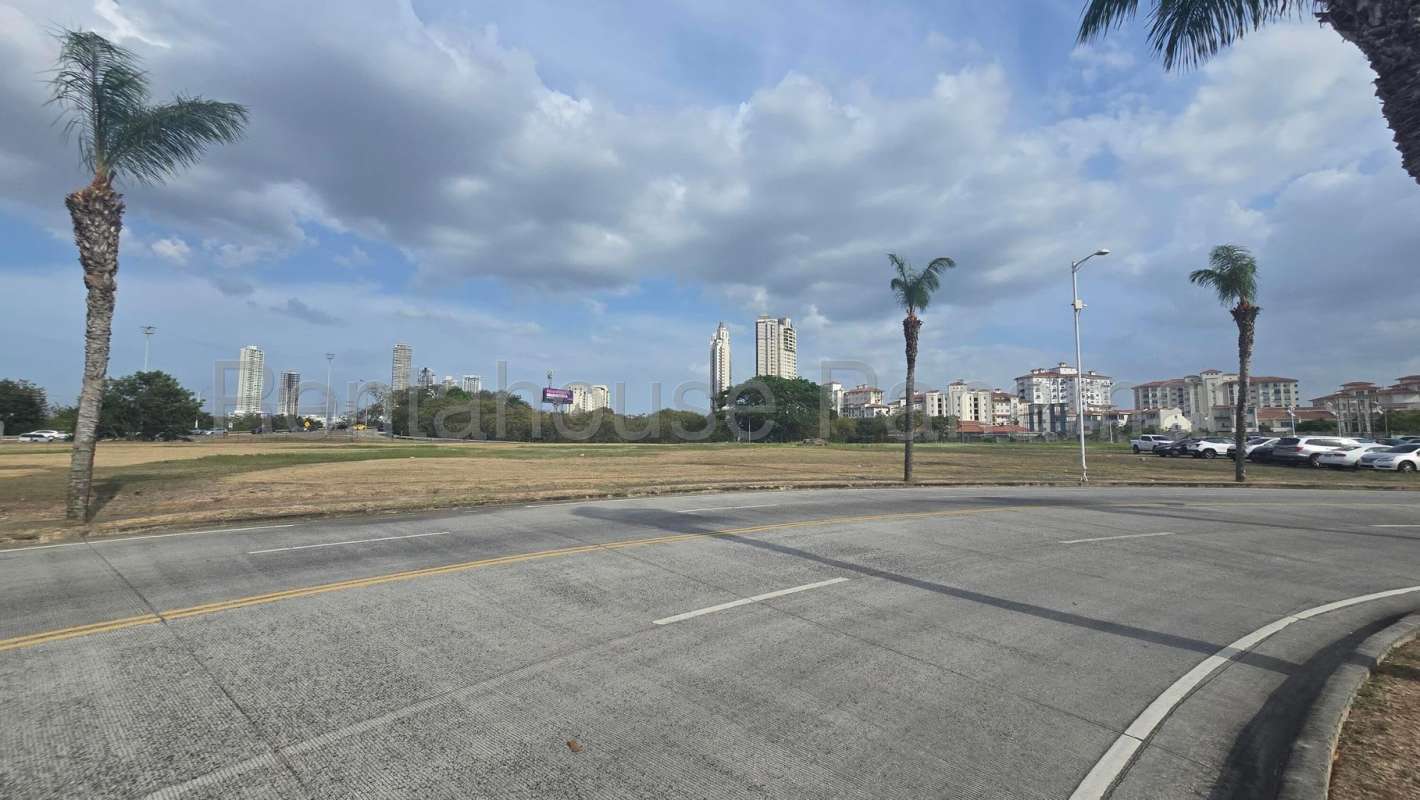 Prime commercial-residential 13,869m² plot in Santa Maria Business District Panama