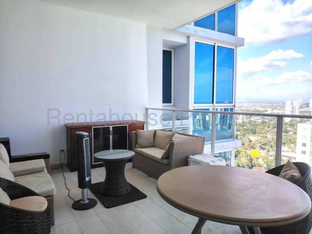 Rooftop terrace with jacuzzi and panoramic ocean city views at PH Quadrat Panama City