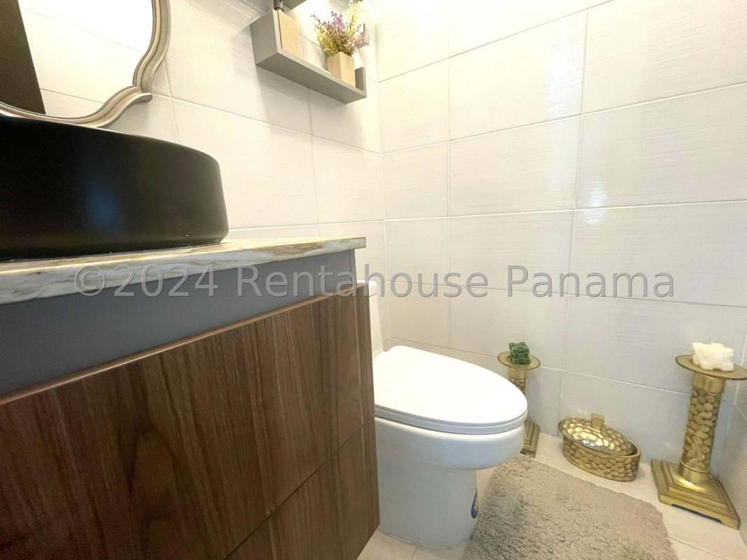 Spacious bedroom with city skyline view in Belle View Tower Panama City