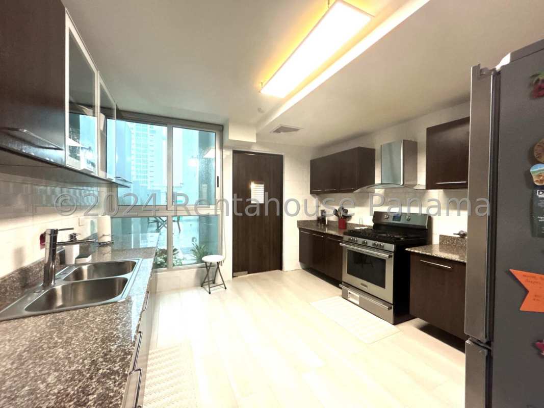 Private terrace balcony with panoramic city view in Belle View Tower Panama