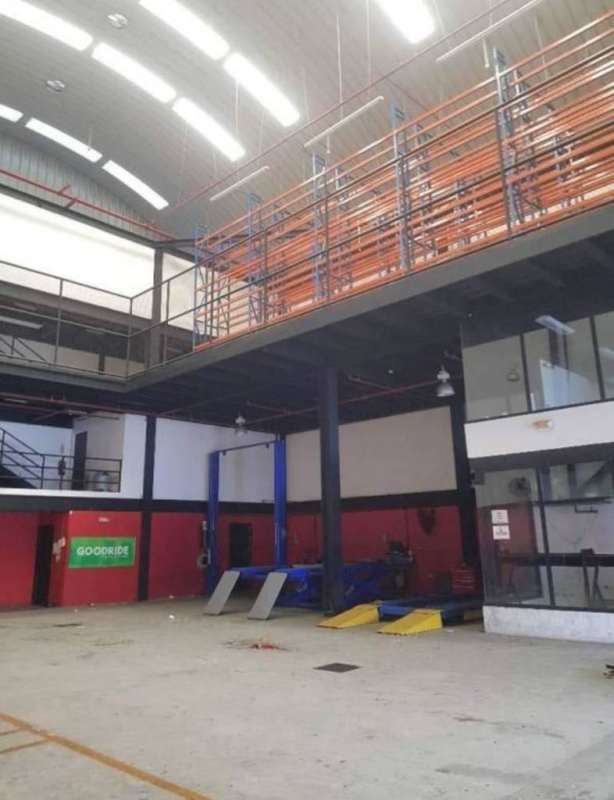 Empty industrial warehouse with pallet racks, car lift, mezzanine, Costa del Este Panama