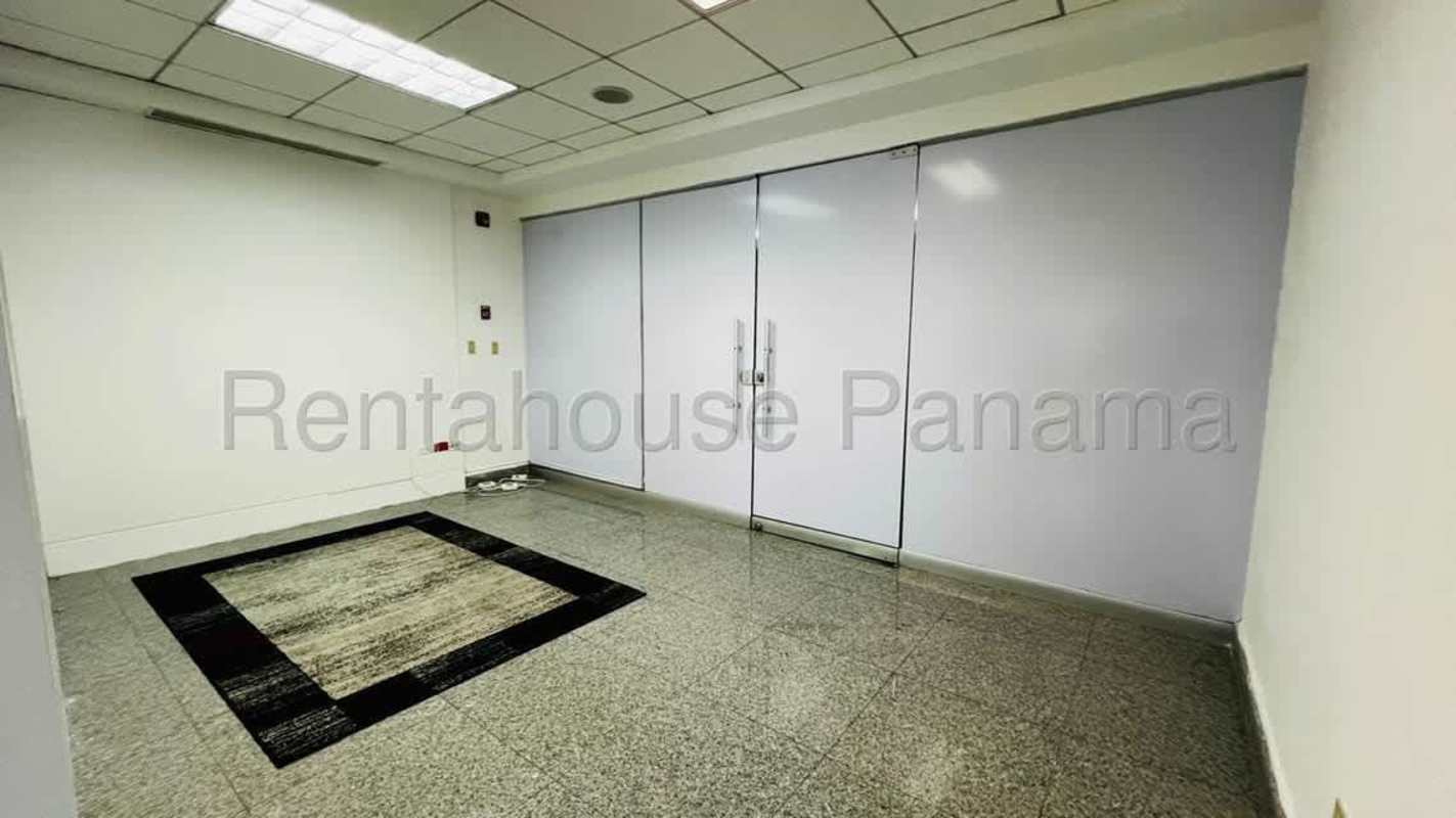 Private enclosed office with glass partitions, marble floor in PH CCD Business Center Obarrio Panama