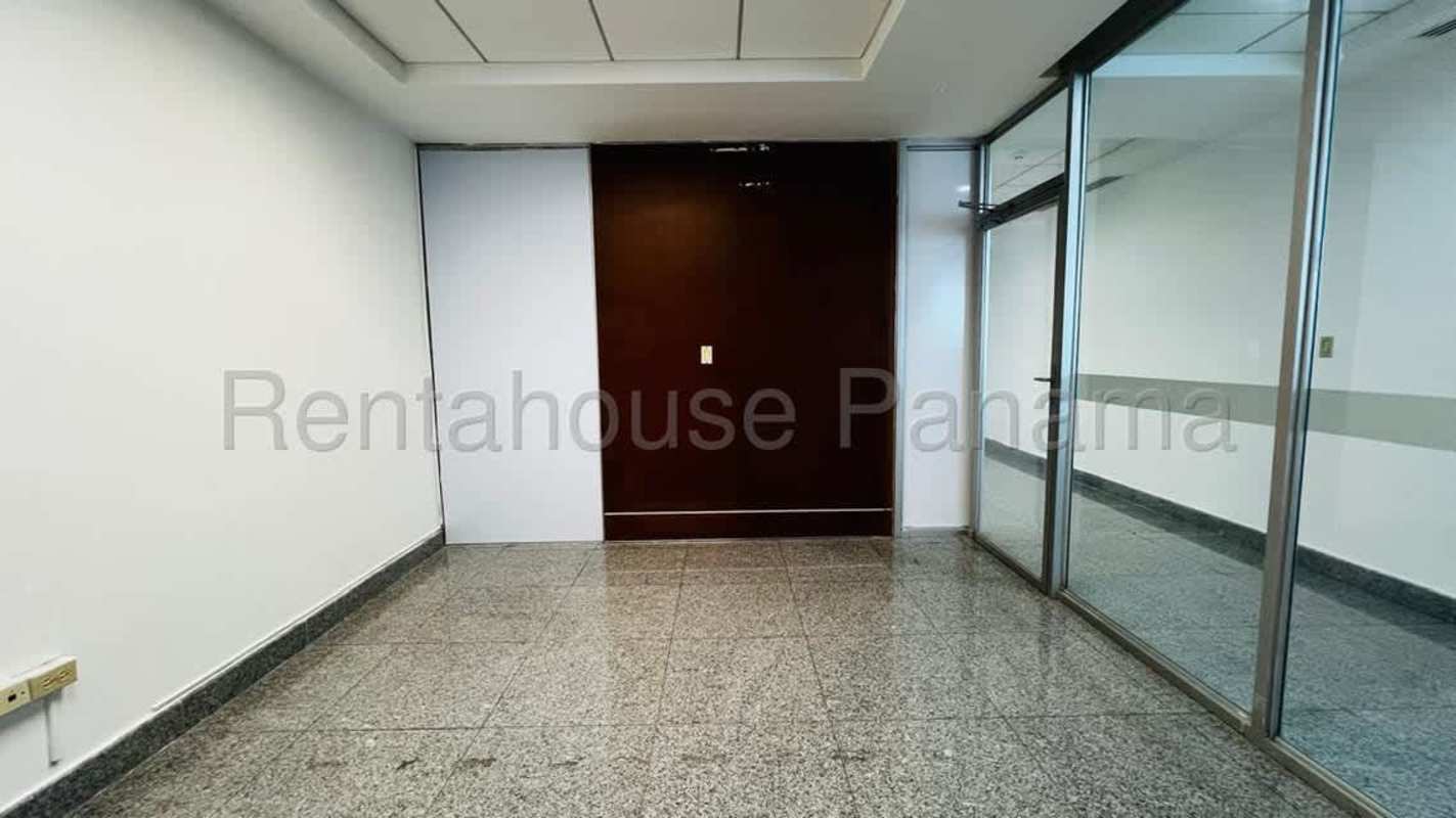 Collaborative open plan workspace with lighting in PH CCD Business Center Calle 50 Panama