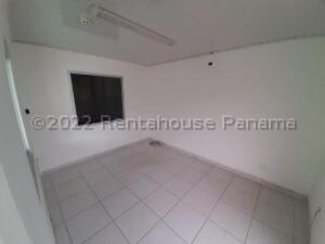 Large empty warehouse with high ceilings and concrete floors for rent in Tocumen business park Panama