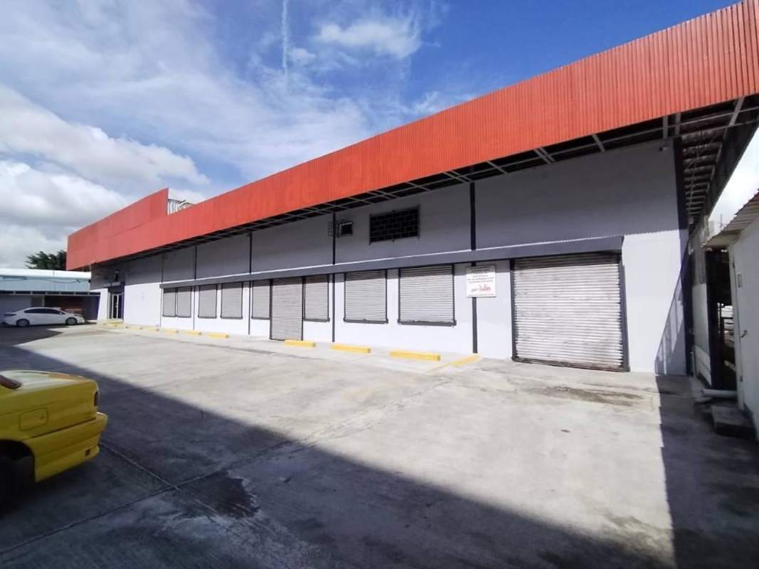 Spacious industrial warehouse with high ceiling and polished concrete flooring in Don Bosco Panama